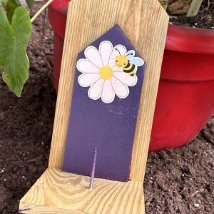 PLAIN WOOD TALL SQUIRREL FEDDER WITH DAISY AND BUMBLE BEE